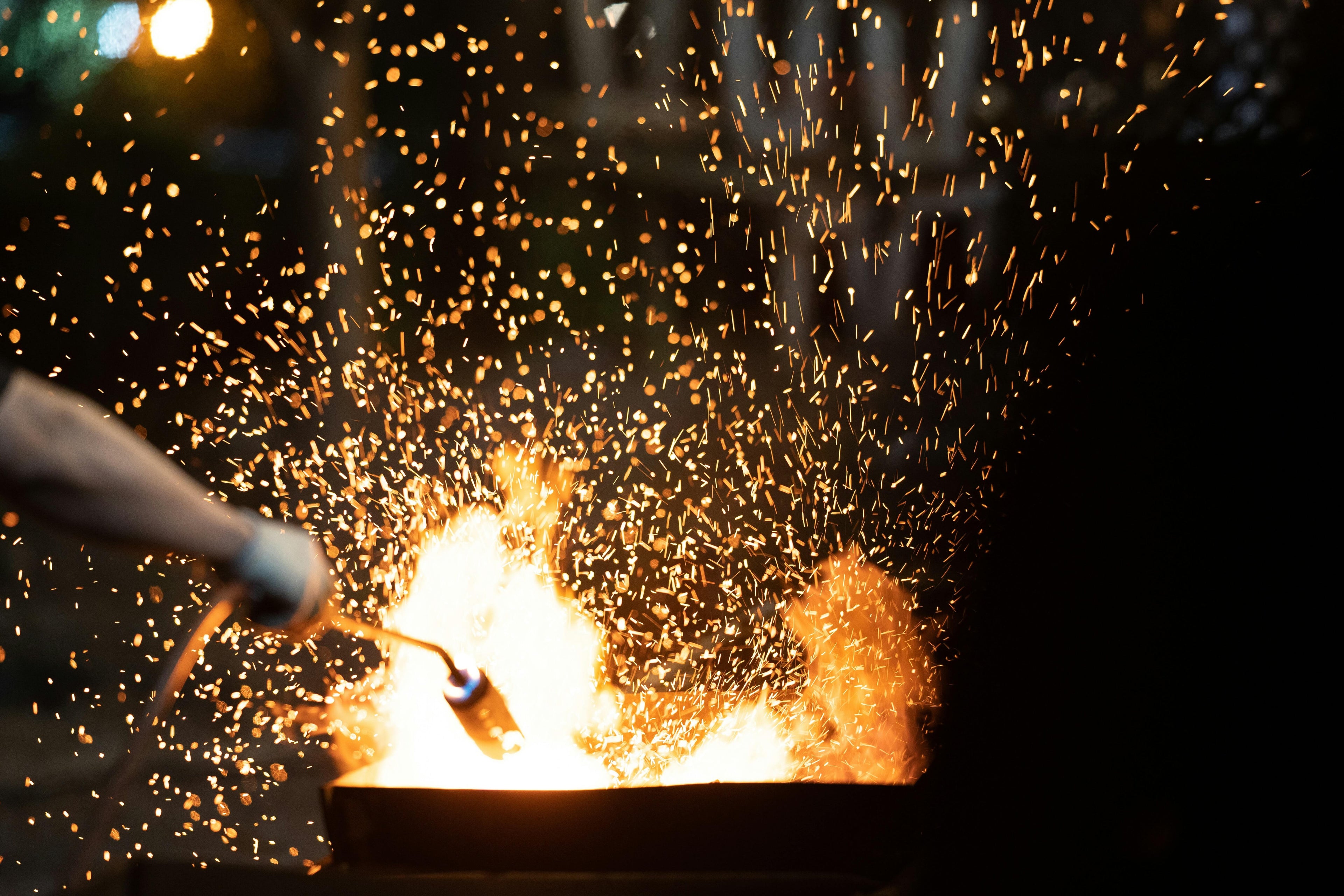 Köchin nutzt ein scharfes Messer beim kunstvollen Anrichten eines feinen Gerichts. Messer, die das Kochen zur Kunst machen – perfekt für präzise Arbeit in der Küche.