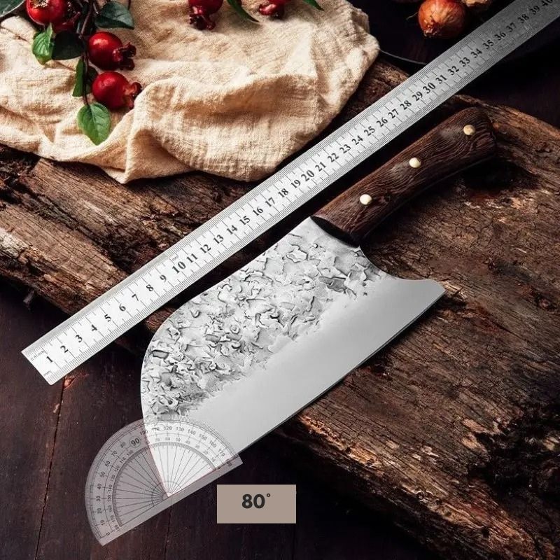Butcher Messer beim Schneiden von Fleisch für die perfekte Zubereitung. Butcher Messer: Präzise, scharf und perfekt für die Zubereitung von Fleisch.