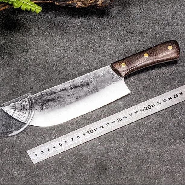 Cleaver Messer mit moderner Form und traditioneller Schmiedekunst in Szene gesetzt. Cleaver Messer – Zeitlose Tradition trifft moderne Präzision in einer edlen Klinge.