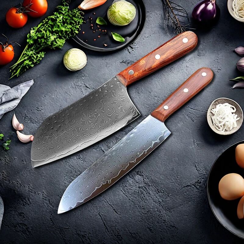 Damaszener Klinge des Santoku Messers, handgefertigt für überlegene Schneideleistung. Damaszener Klinge Santoku: Die perfekte Balance aus Schärfe und Haltbarkeit für präzise Schnitte.