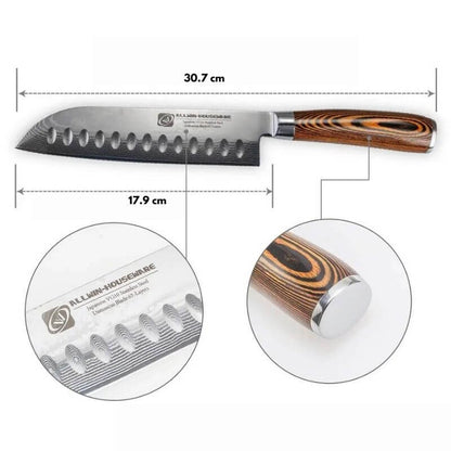 Santoku Messer auf einer Arbeitsfläche mit frischen Zutaten, ideal für leidenschaftliche Köche, Dein Kochbegleiter: Das Santoku Messer bringt Handwerkskunst und Präzision in deine Küche.