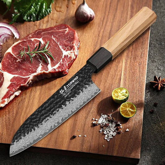 Japanisches Santoku Messer mit handgeschmiedeter Klinge und ergonomischem Holzgriff. Handgeschmiedetes Santoku Messer mit Holzgriff – ein Muss für präzises Arbeiten in der Küche.