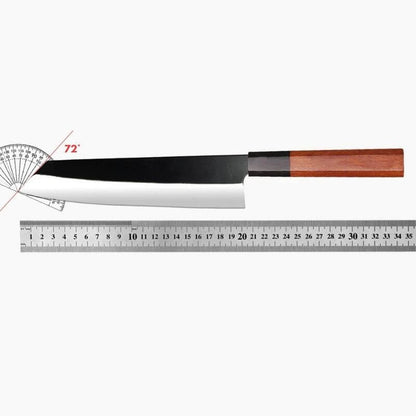 Das Kiritsuke Messer neben einem kunstvoll angerichteten Sushi-Gericht auf einem Schneidebrett. Mit dem Kiritsuke Messer zauberst du mühelos kunstvolle Gerichte – für Profi- und Hobbyköche gleichermaßen.