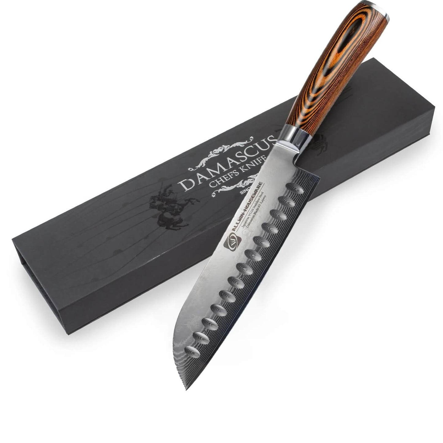 Das Santoku Messer mit Pakkaholz-Griff und Damaszenerklinge, präsentiert in einer stilvollen Umgebung, Stilvoll und funktional: Das Santoku Messer vereint meisterhafte Handwerkskunst mit modernem Design.