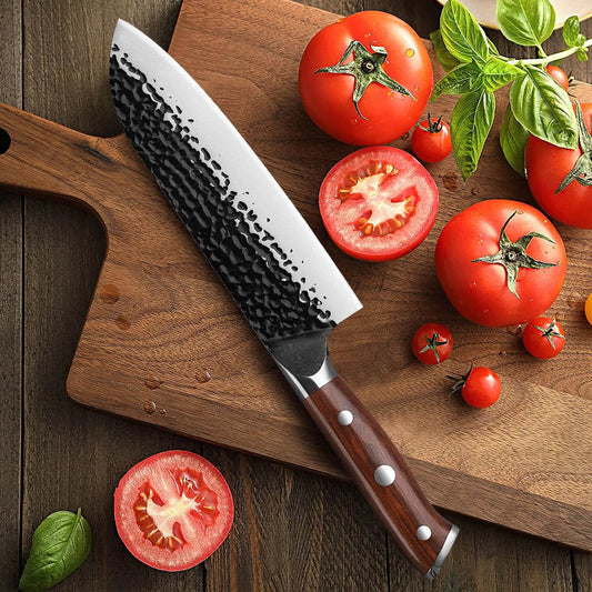 Santoku Messer mit scharfer, handgefertigter Klinge für vielseitige Anwendungen. Santoku Messer: Vielseitig, scharf und perfekt für jede Zubereitung. Deine Wahl für präzises Schneiden.