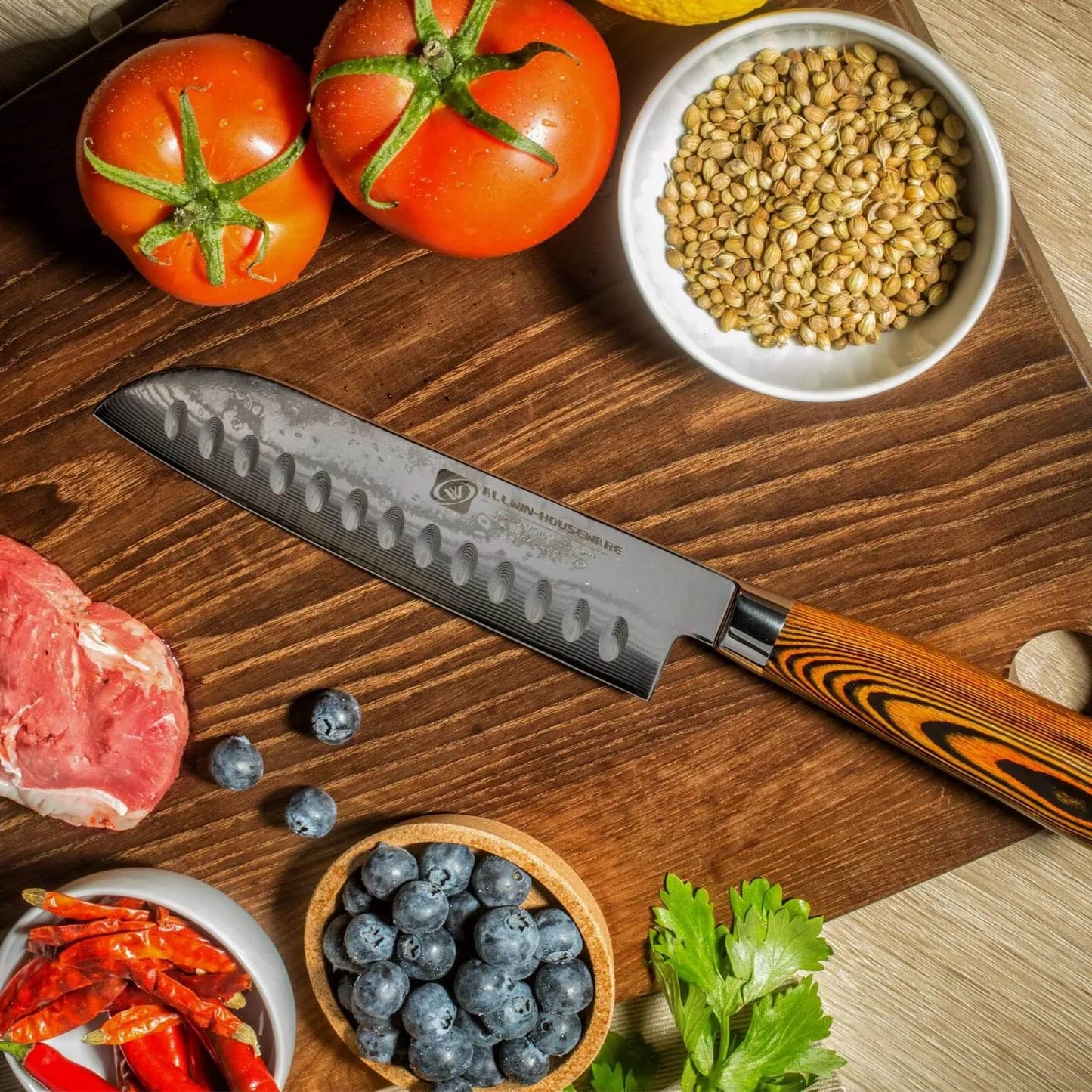 Santoku Messer in der Anwendung, perfekt ausbalanciert für präzises Schneiden von frischem Gemüse, Schneidfreude pur: Das Santoku Messer macht jedes Gericht durch präzises Schneiden zu einem Meisterwerk.