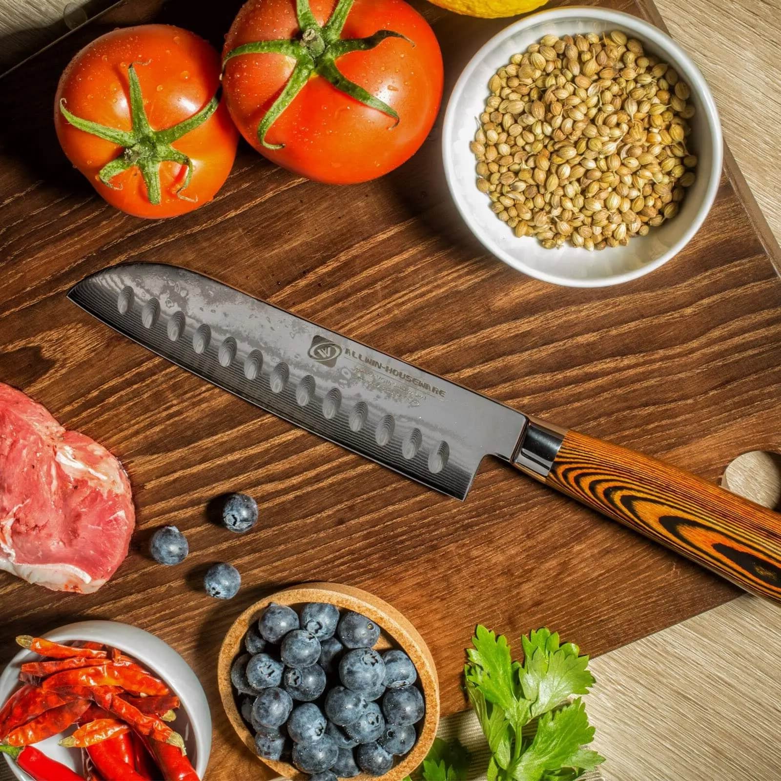 Santoku Messer in der Anwendung, perfekt ausbalanciert für präzises Schneiden von frischem Gemüse, Schneidfreude pur: Das Santoku Messer macht jedes Gericht durch präzises Schneiden zu einem Meisterwerk.